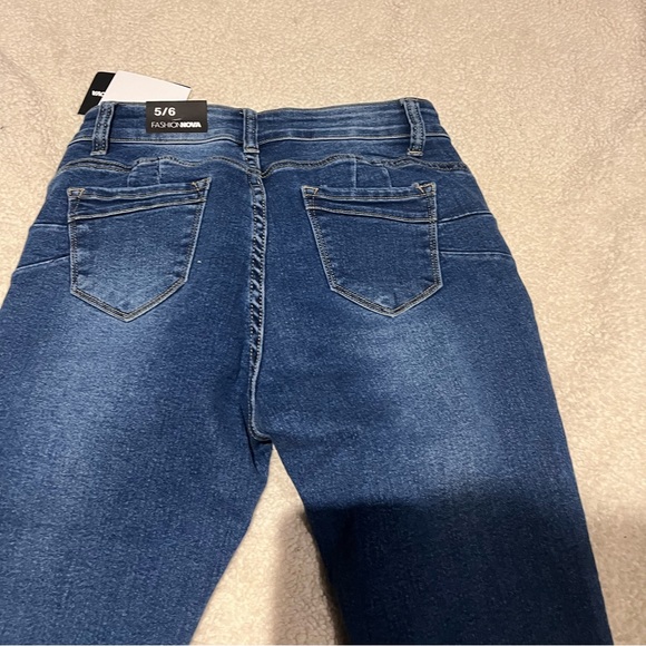 NWT Fashion Nova “I just might” booty shaping skinny jeans size 5. - Picture 2 of 4